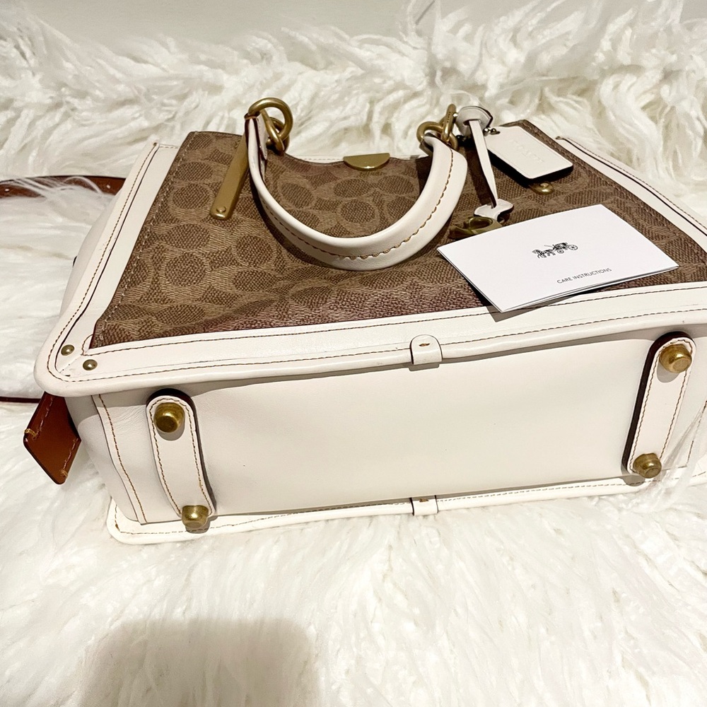 COACH
Dreamer 21 Signature Coated Canvas Satchel - Picture 13 of 15